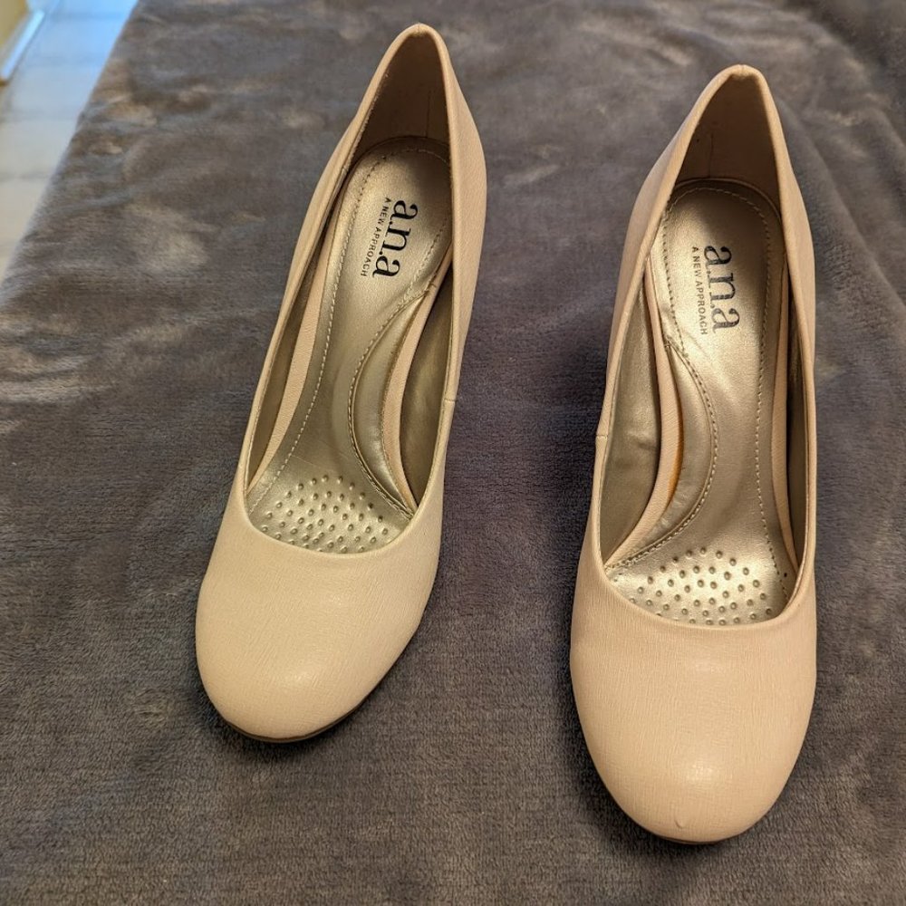 Women's Ana pumps.  Beige.  Size 7M